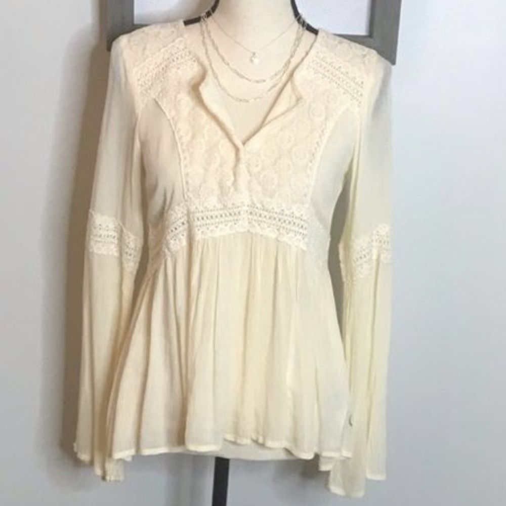 HOLLISTER • SIZE: XS • LONG SLEEVE LACE BLOUSE